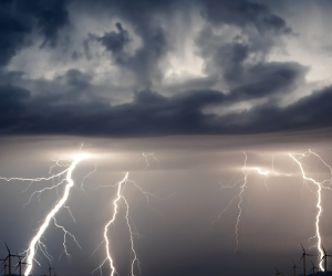 Windräder während eines Gewitters mit Blitzschlag.